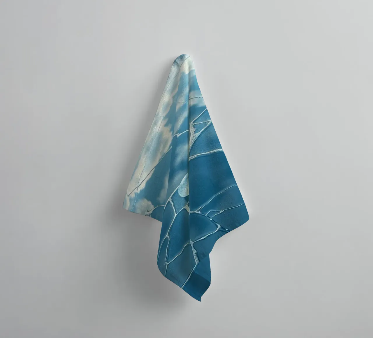 Riflesso del cielo infranto asciugamano da bagno da Artistic-shop
