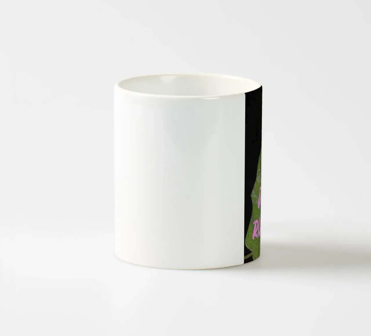 Don't Rush Me - Man in Green Coat tazza in ceramica da GraceDigitalArtCo