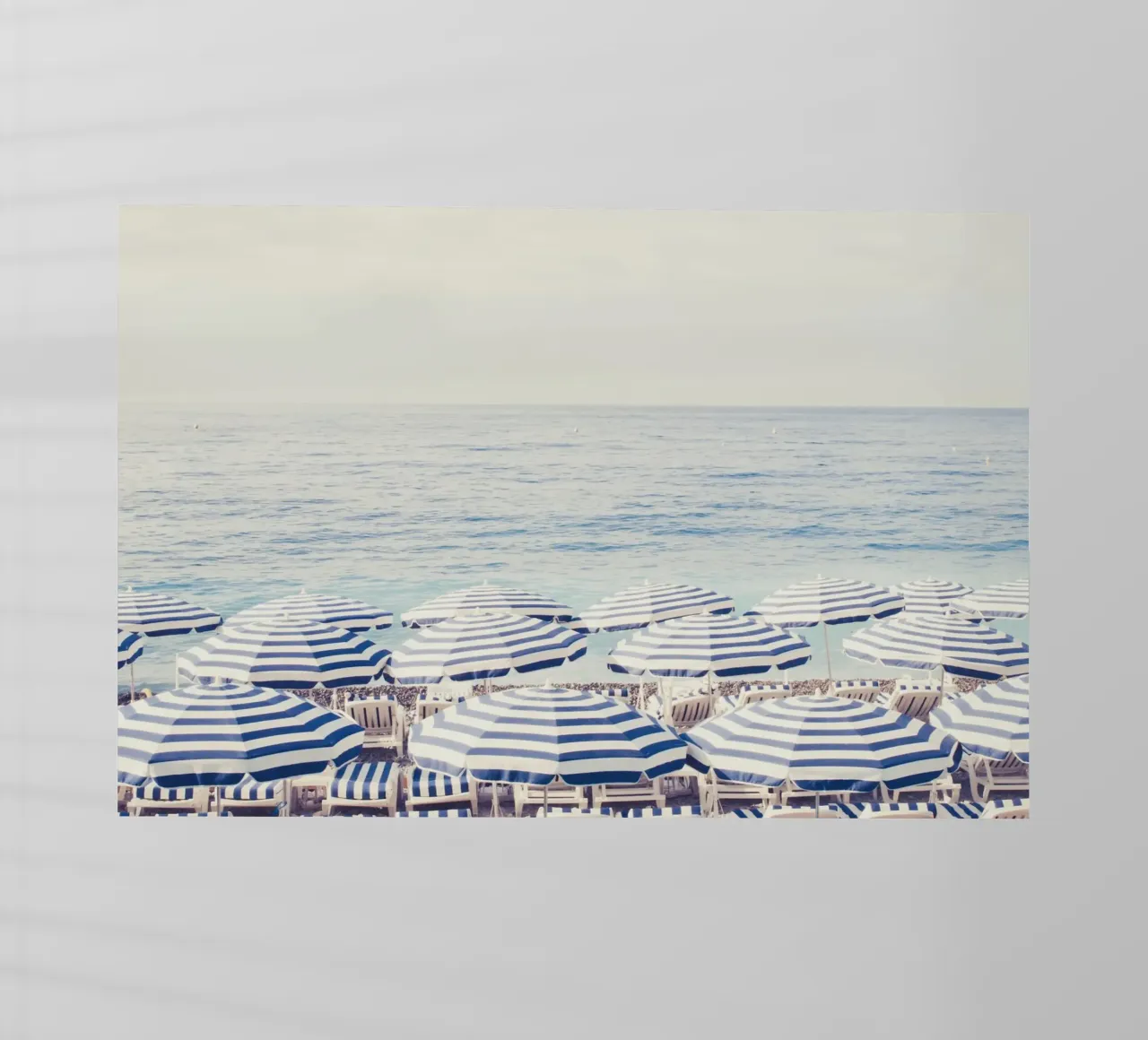 Blue and White Striped Beach Umbrellas pellicola backlit da GraceDigitalArtCo