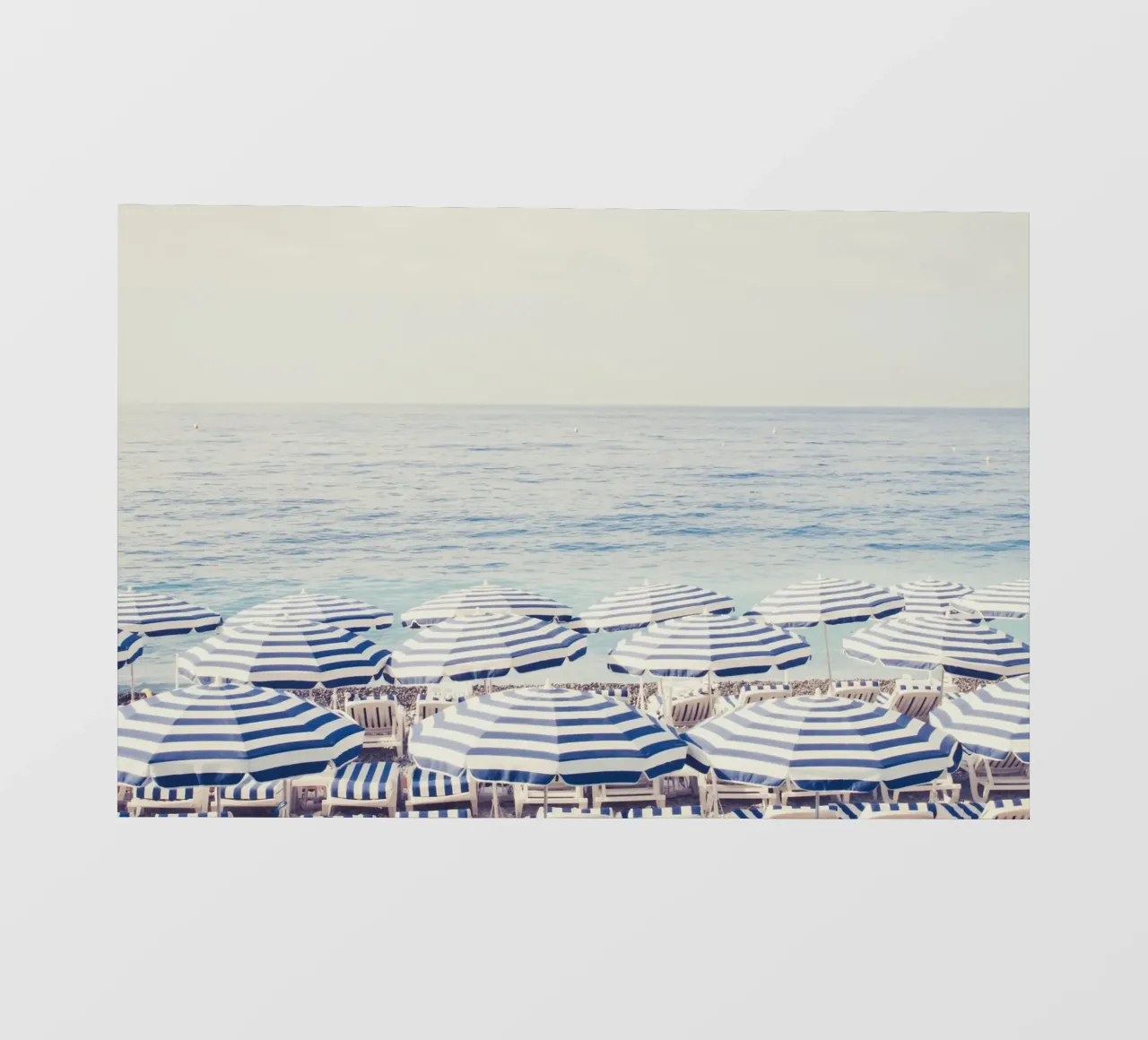 Blue and White Striped Beach Umbrellas pellicola backlit da GraceDigitalArtCo