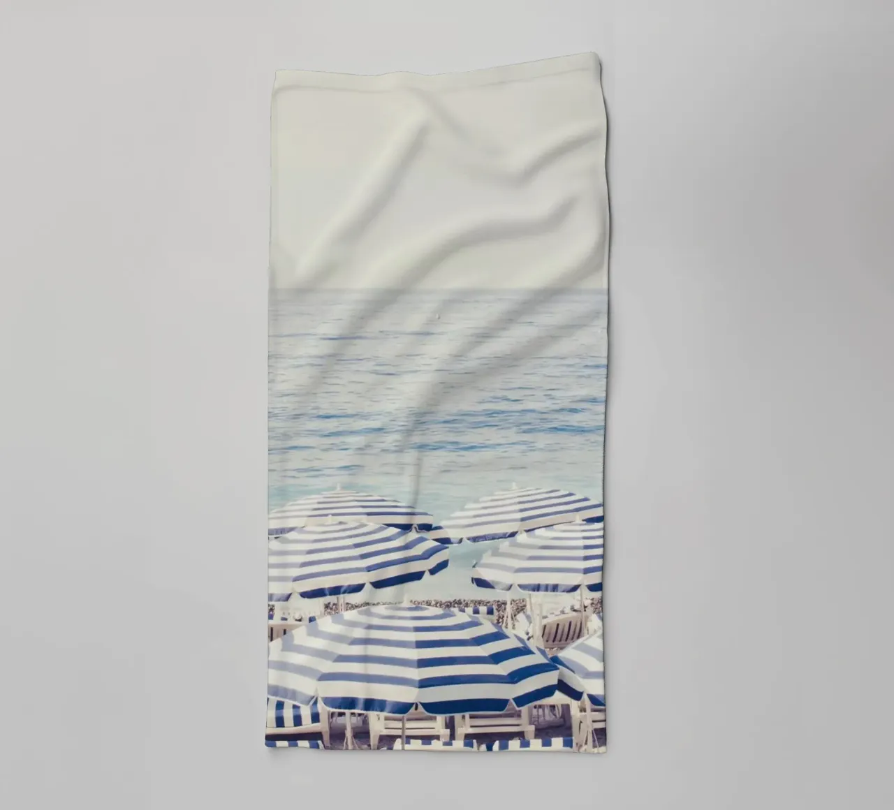 Blue and White Striped Beach Umbrellas asciugamano da bagno da GraceDigitalArtCo