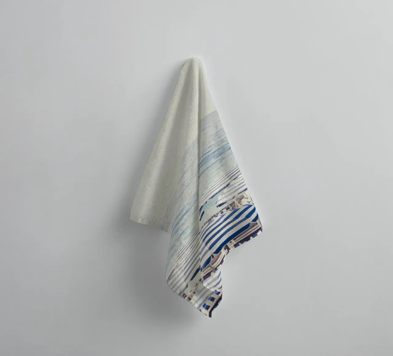 Blue and White Striped Beach Umbrellas asciugamano da bagno da GraceDigitalArtCo