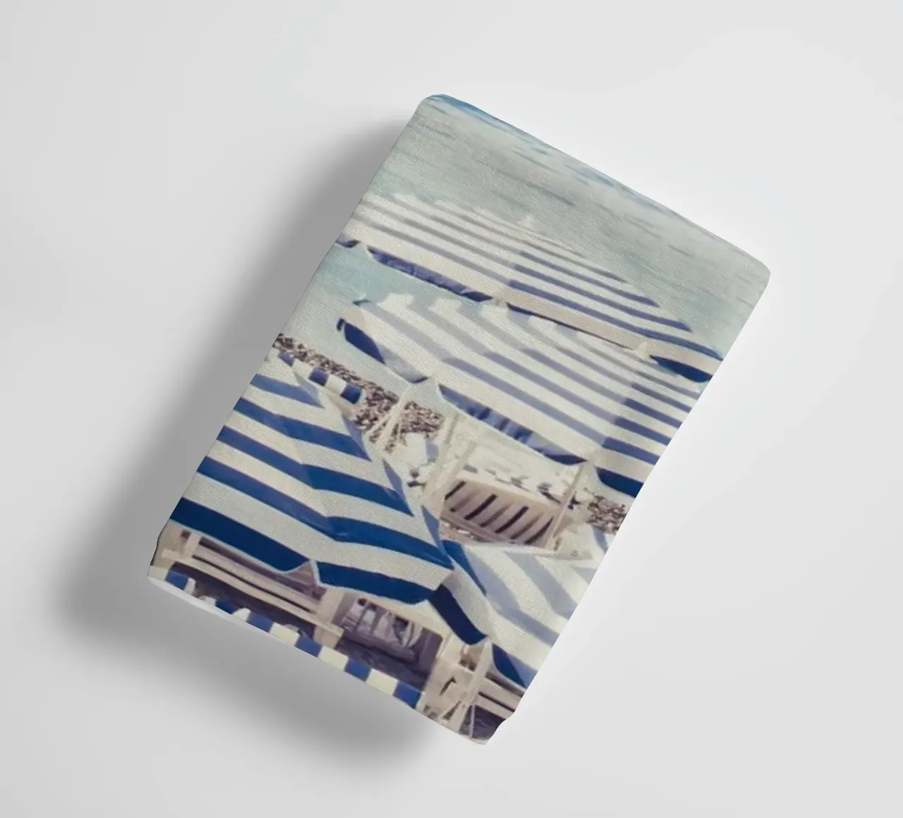 Blue and White Striped Beach Umbrellas asciugamano da bagno da GraceDigitalArtCo