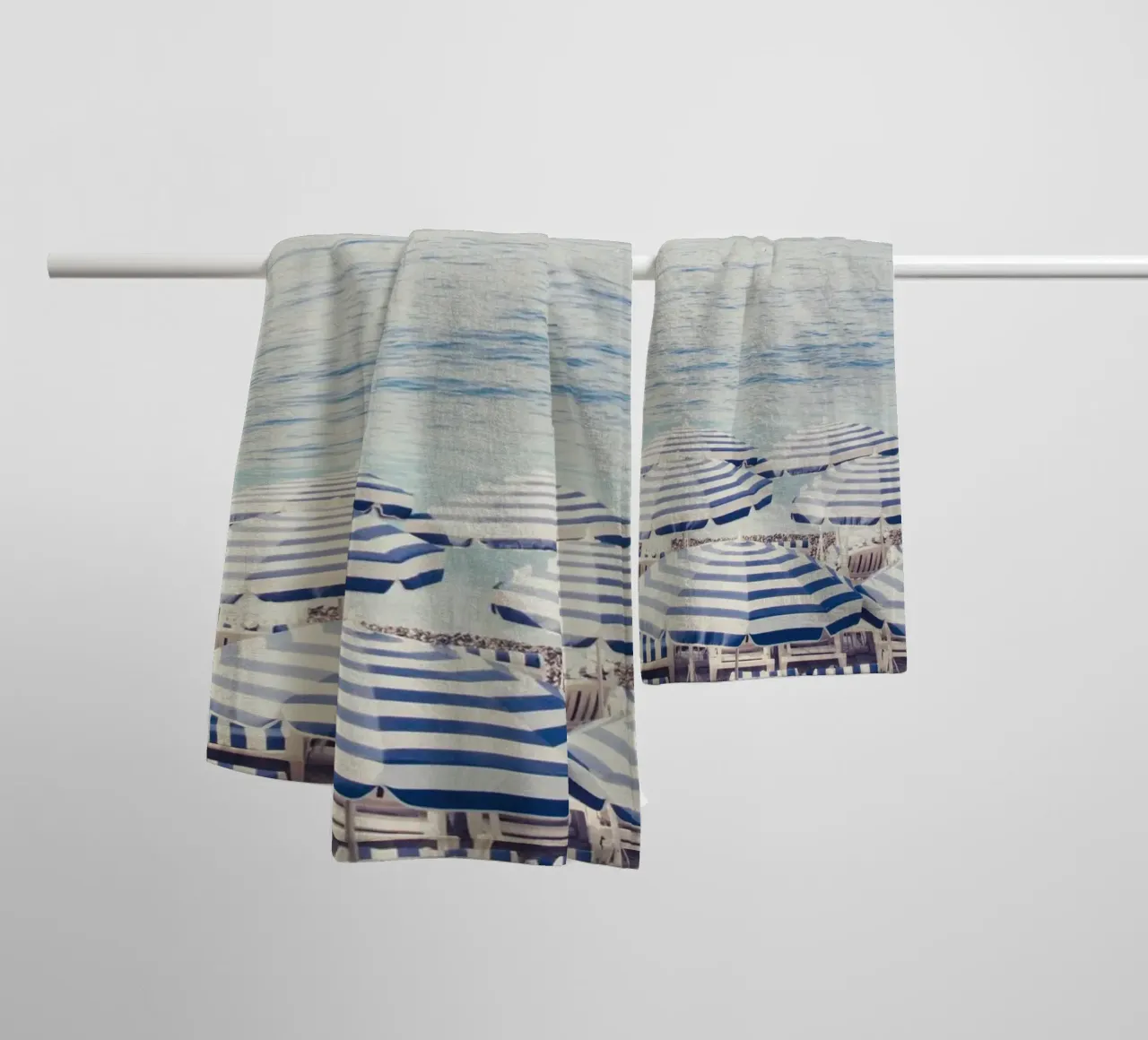 Blue and White Striped Beach Umbrellas asciugamano da bagno da GraceDigitalArtCo