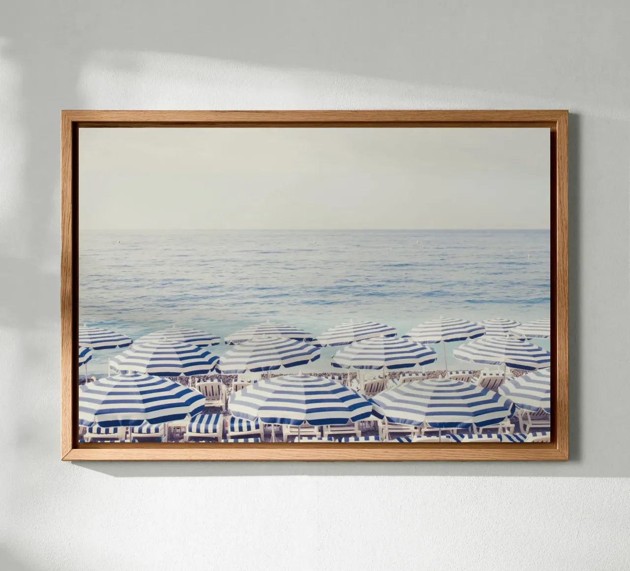 Blue and White Striped Beach Umbrellas tela con Cornice a cassetta da GraceDigitalArtCo