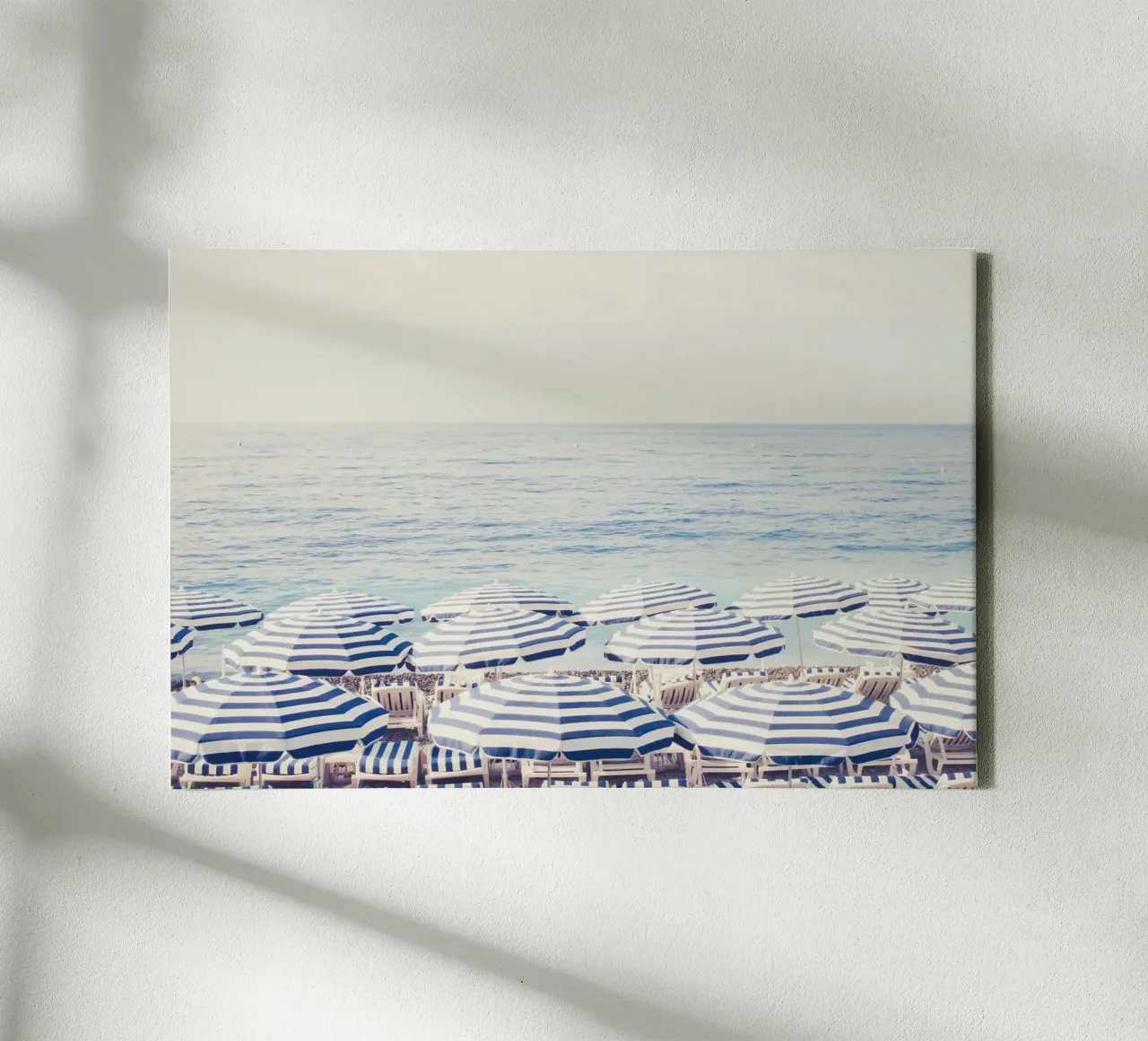 Blue and White Striped Beach Umbrellas tela con Cornice a cassetta da GraceDigitalArtCo