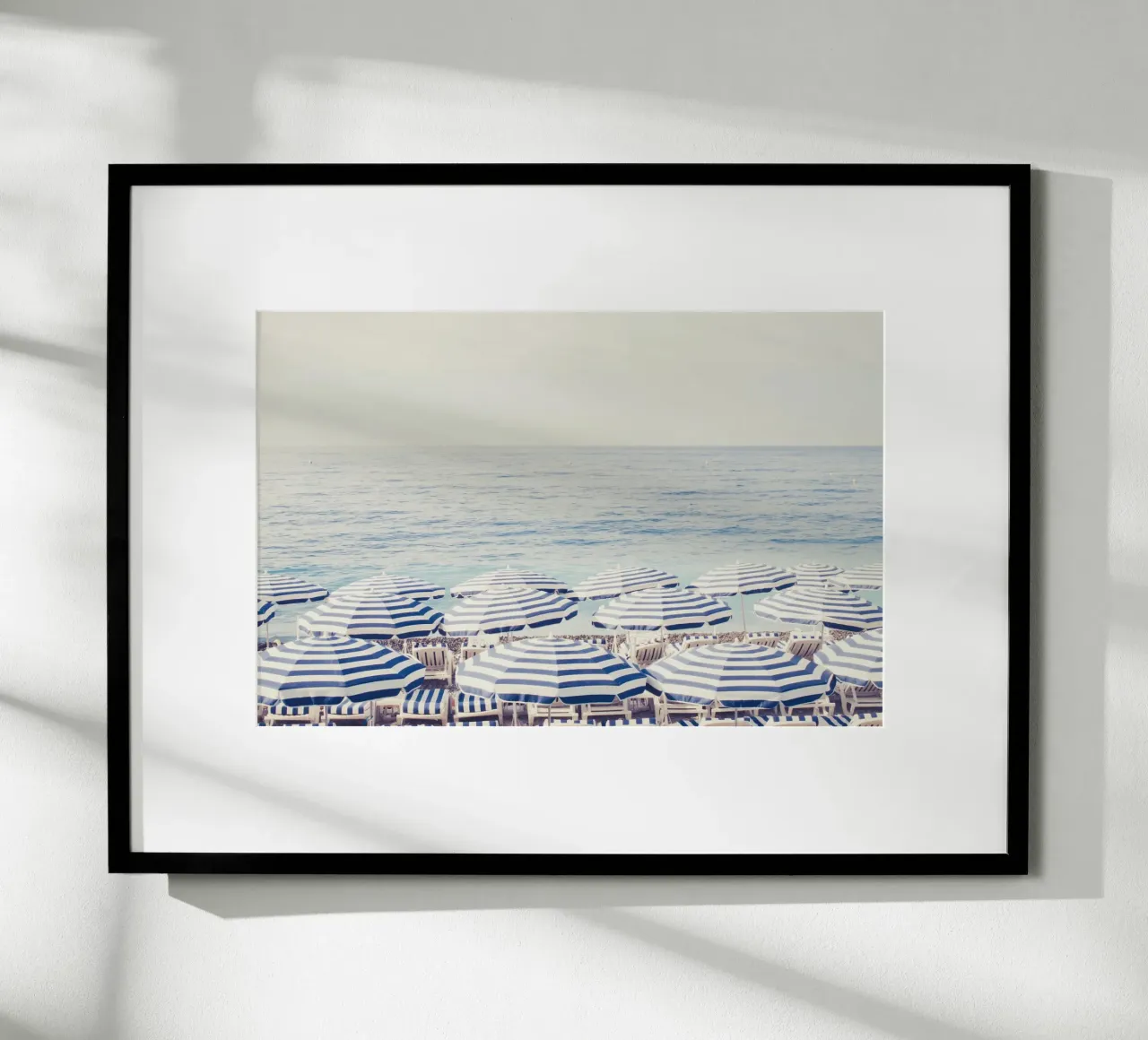 Blue and White Striped Beach Umbrellas carta hahnemühle da GraceDigitalArtCo