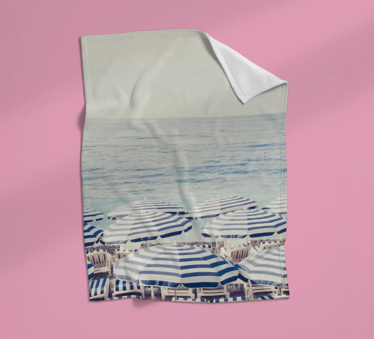 Blue and White Striped Beach Umbrellas coperta in pile da GraceDigitalArtCo