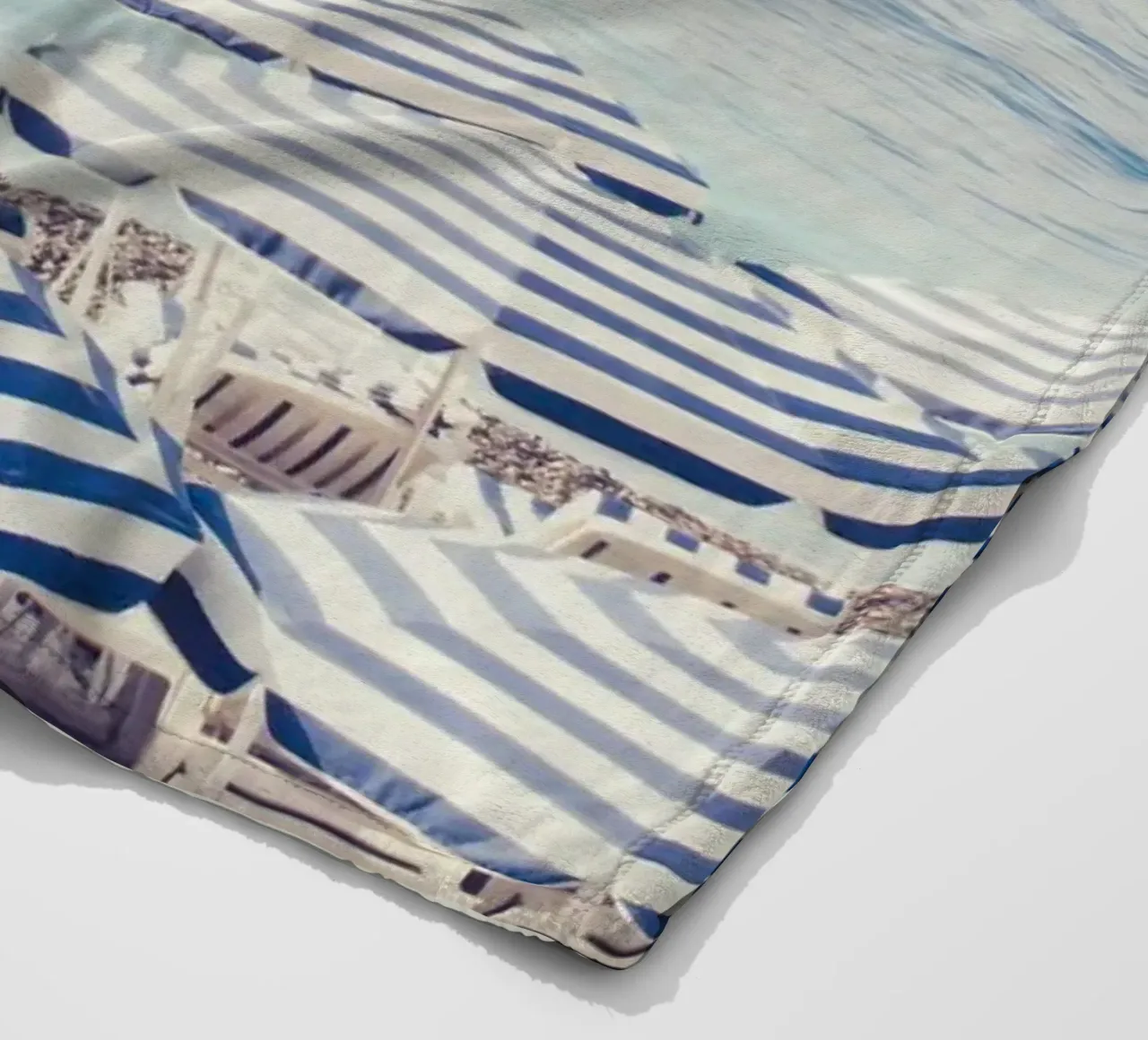 Blue and White Striped Beach Umbrellas coperta in pile da GraceDigitalArtCo