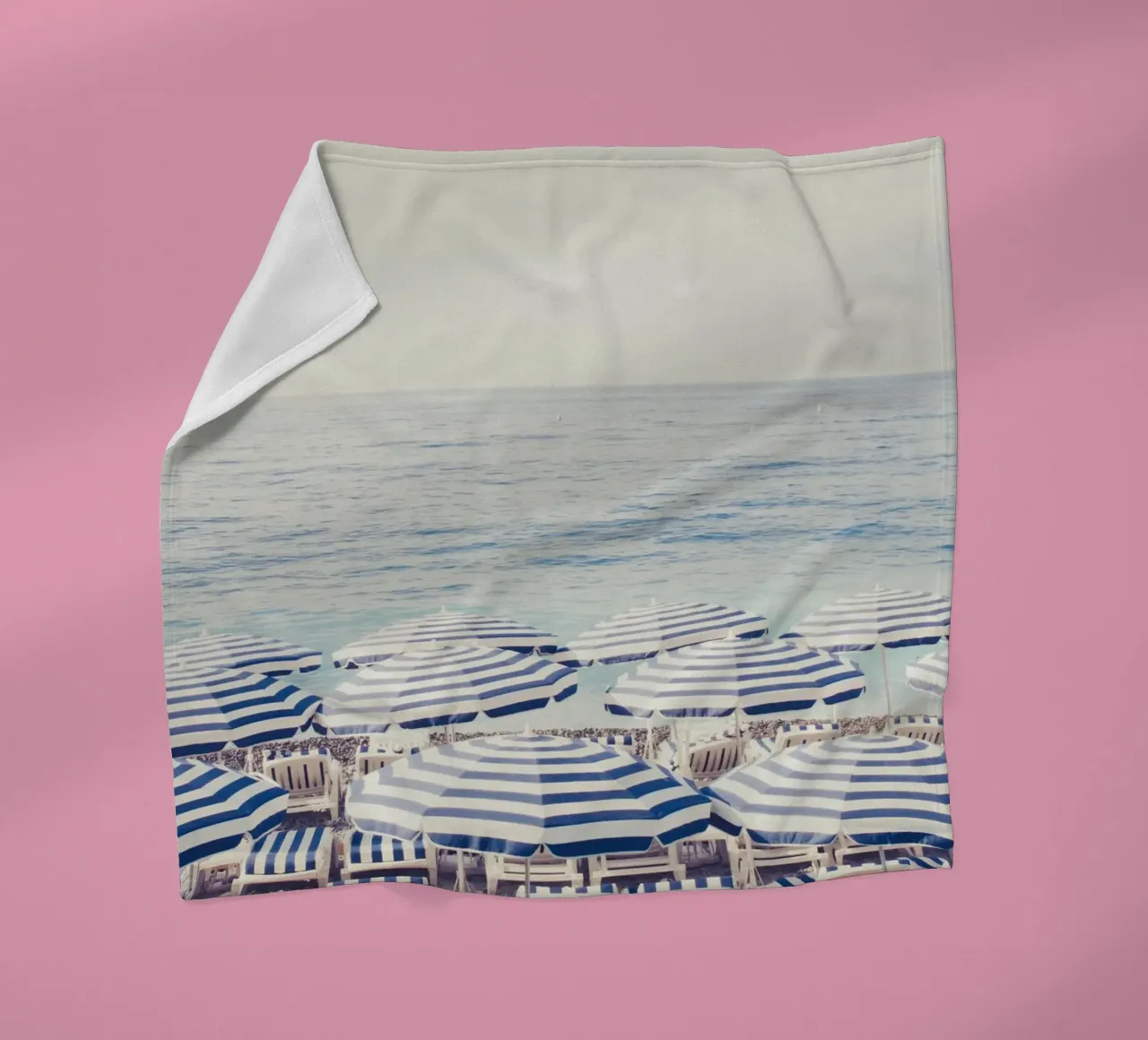 Blue and White Striped Beach Umbrellas coperta in pile da GraceDigitalArtCo