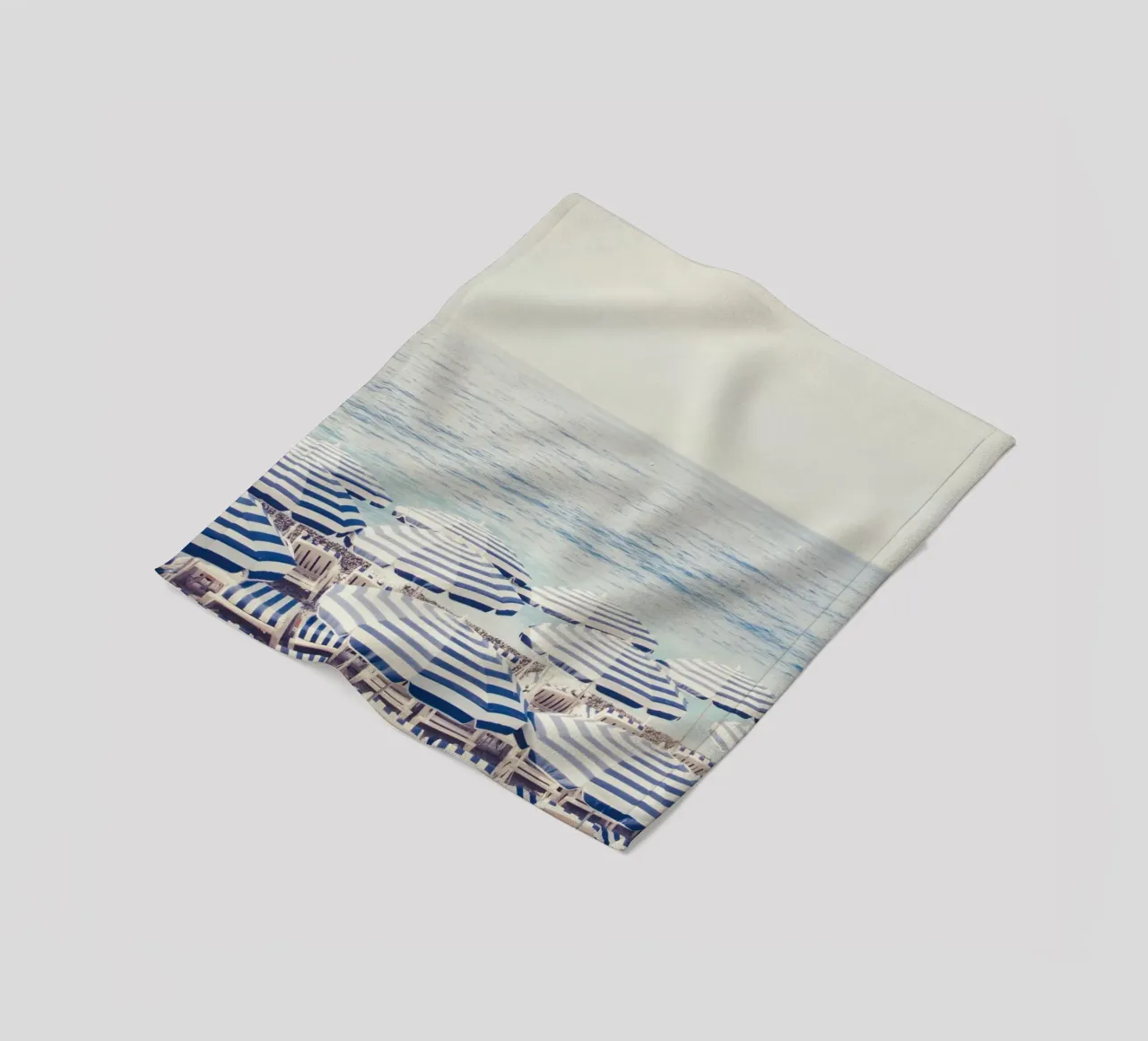 Blue and White Striped Beach Umbrellas coperta in pile da GraceDigitalArtCo