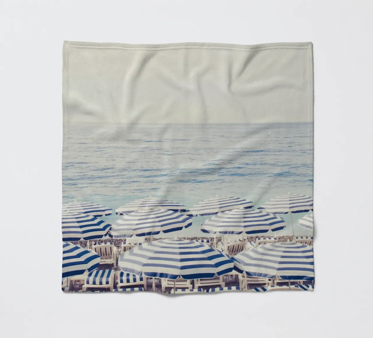 Blue and White Striped Beach Umbrellas coperta in pile da GraceDigitalArtCo