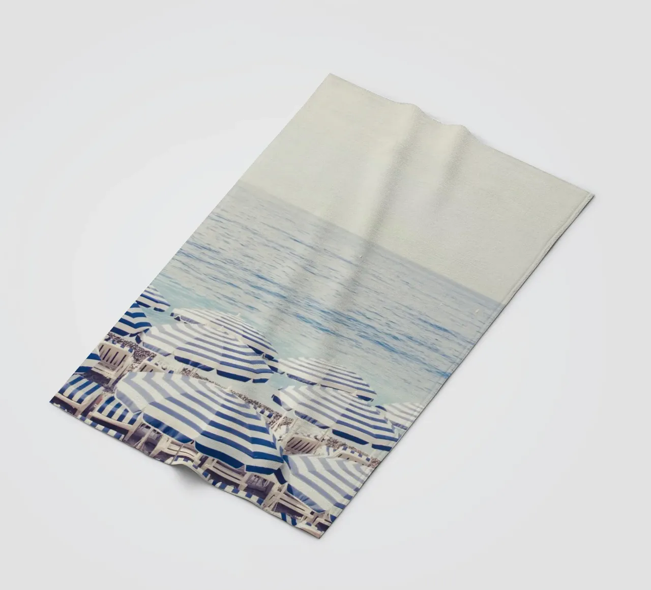 Blue and White Striped Beach Umbrellas coperta in pile da GraceDigitalArtCo