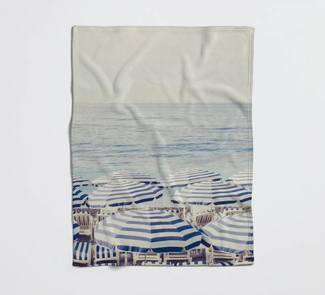 Blue and White Striped Beach Umbrellas coperta in pile da GraceDigitalArtCo