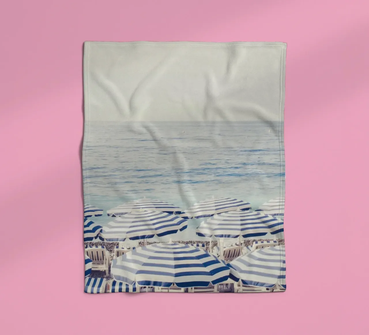 Blue and White Striped Beach Umbrellas coperta in pile da GraceDigitalArtCo