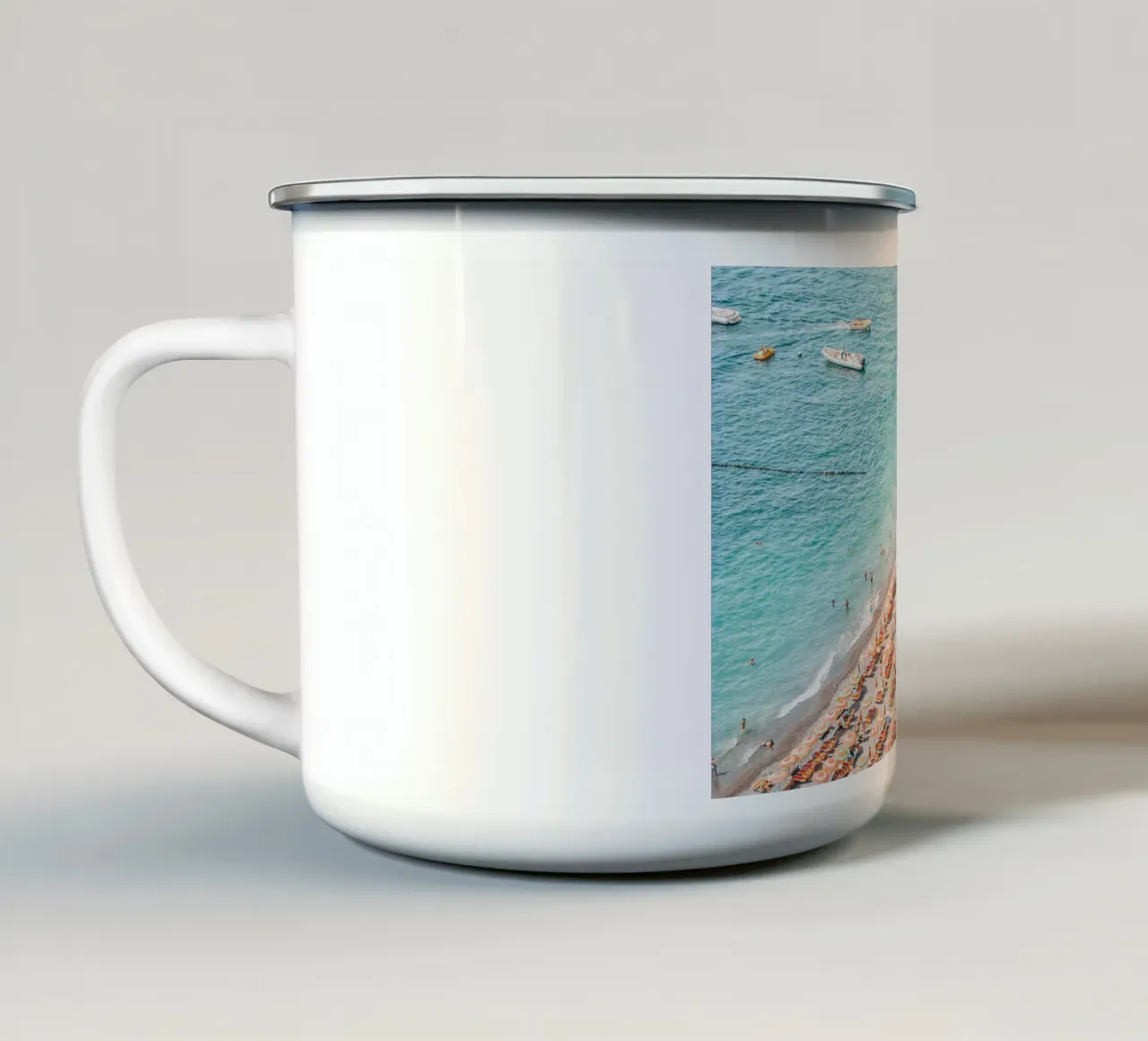 Positano - People on the beach tazza in smalto da GraceDigitalArtCo