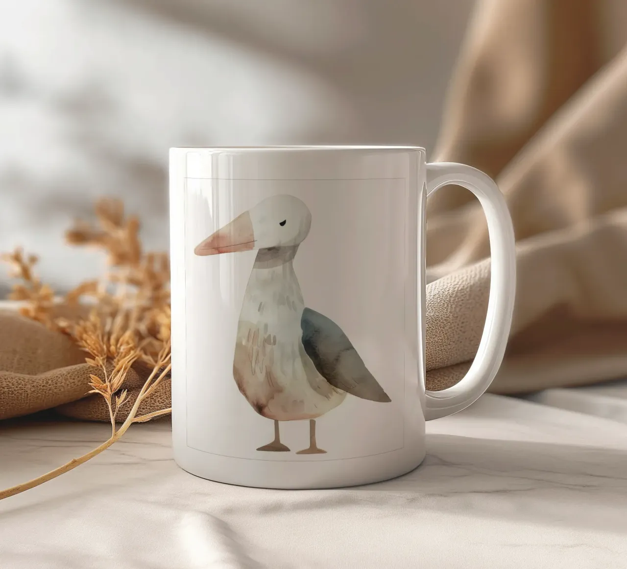 Illustrazione ad acquerello di un uccello arrabbiato tazza in ceramica da DesignDoodle