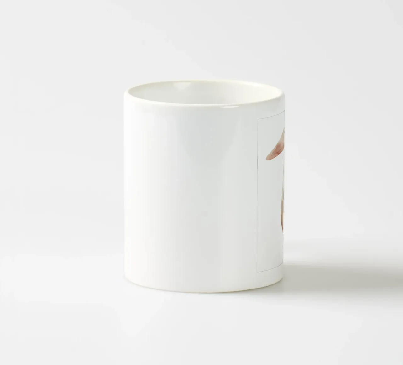 Illustrazione ad acquerello di un uccello arrabbiato tazza in ceramica da DesignDoodle