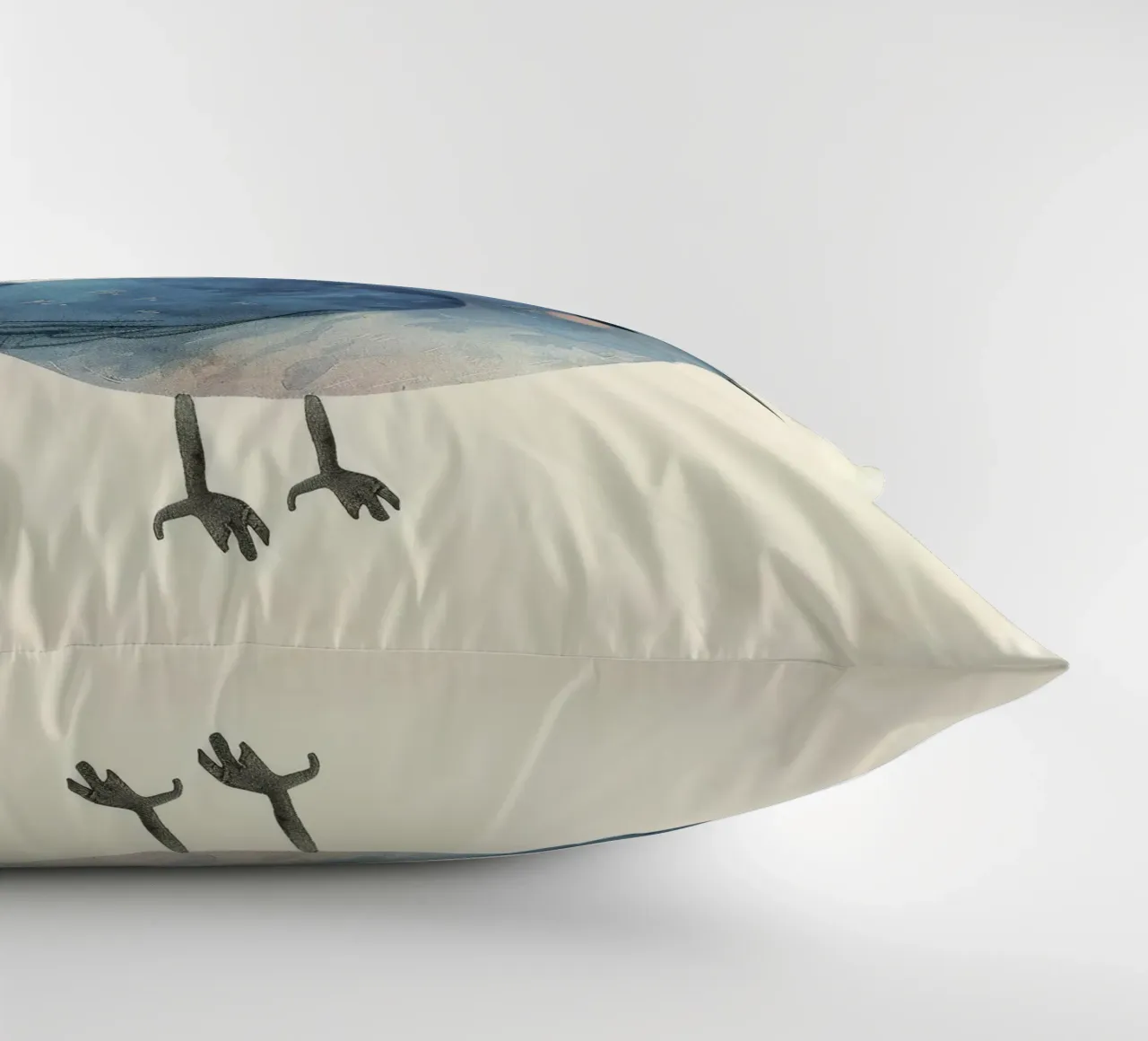 Illustrazione ad acquerello di un uccello blu cuscino da DesignDoodle