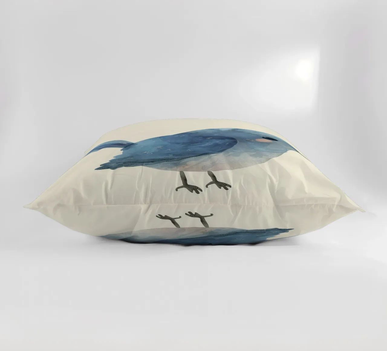 Illustrazione ad acquerello di un uccello blu cuscino da DesignDoodle