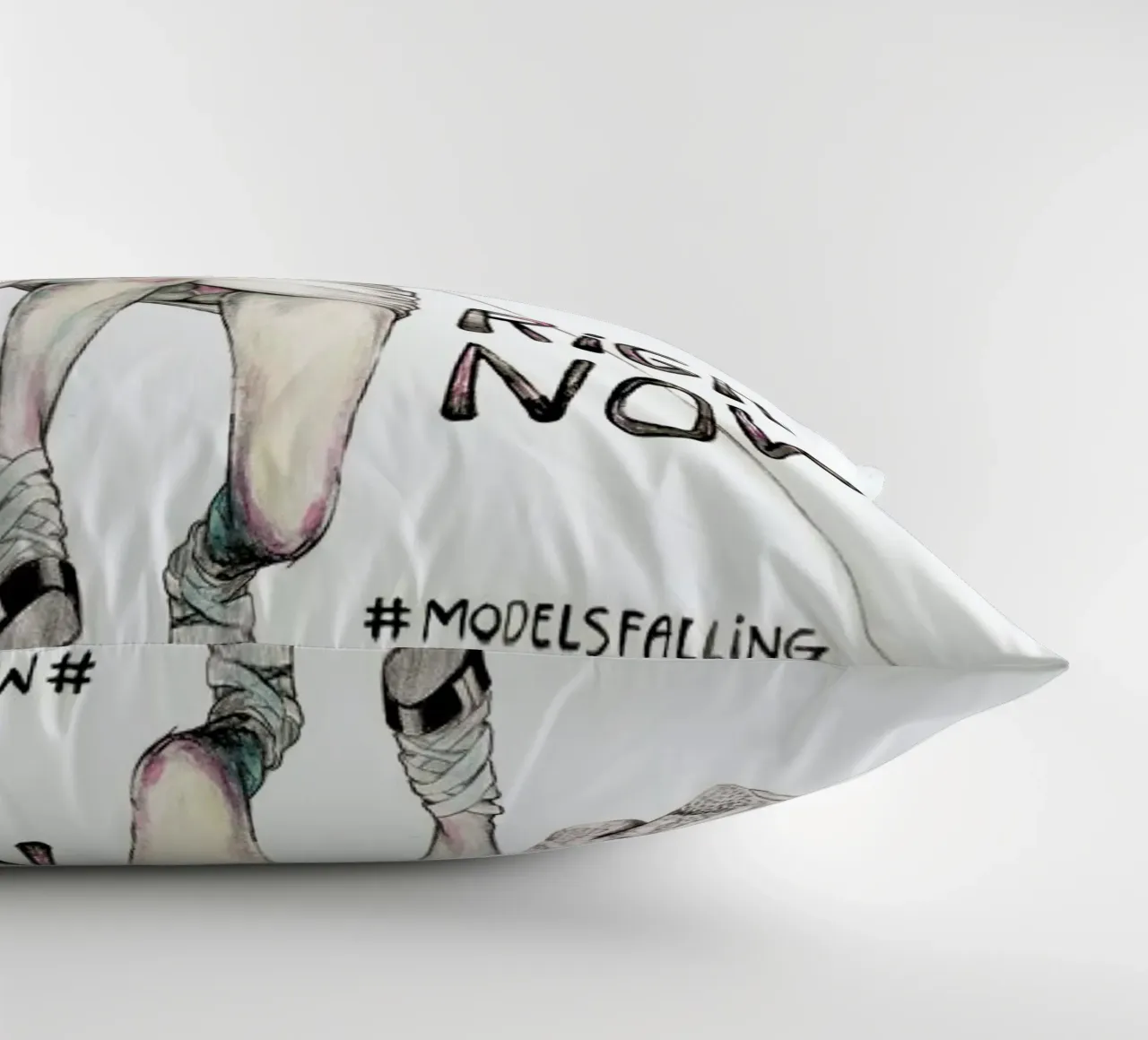 Models Falling 1 cuscino da Meegan Barnes