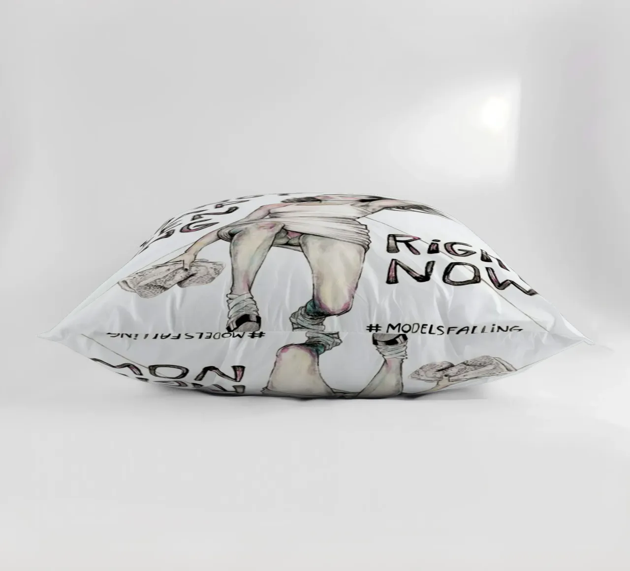 Models Falling 1 cuscino da Meegan Barnes