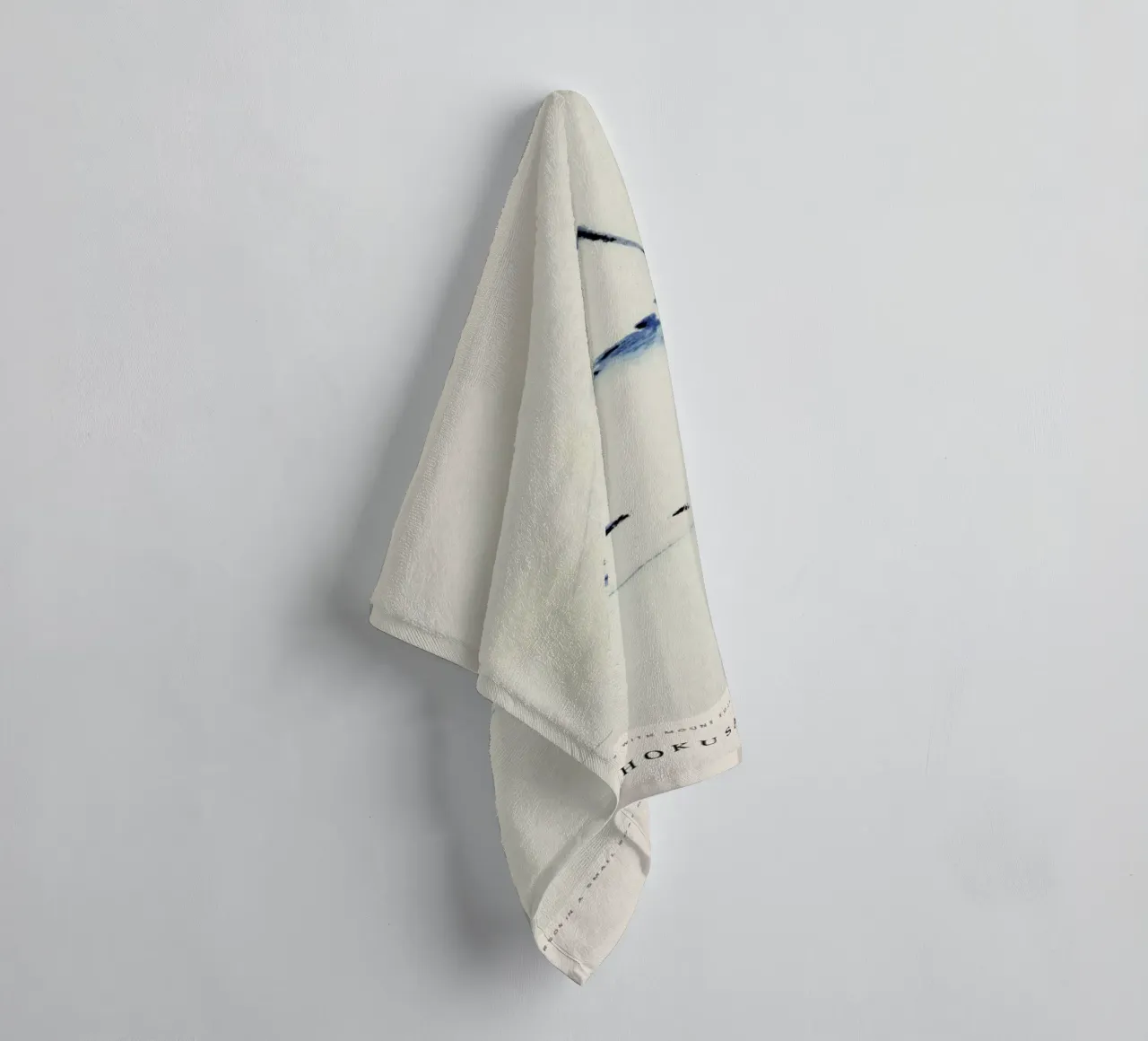 Hokusai - A Person in a Small Boat on a River with Mount Fuji in the Background asciugamano da bagno da Vintage by JUNIQE