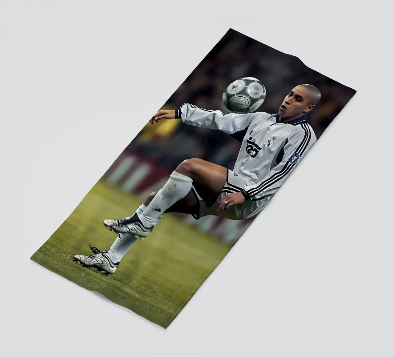 Roberto Carlos 90s beach towel by Low poly art