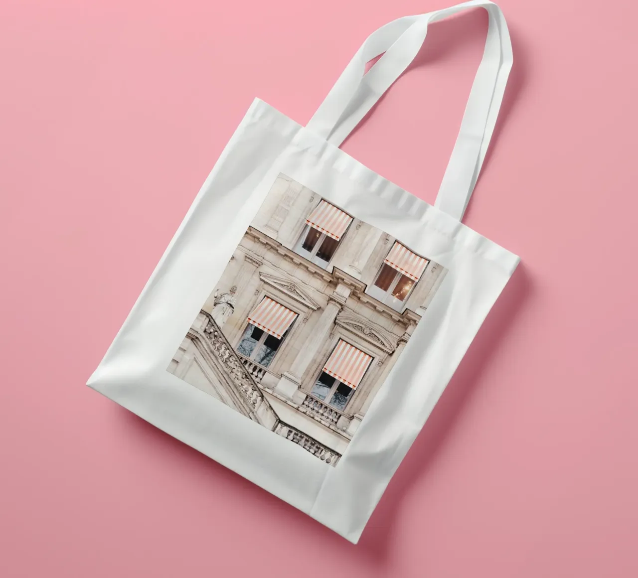 Paris Building with White and Orange Striped Awning borsa in juta da GraceDigitalArtCo