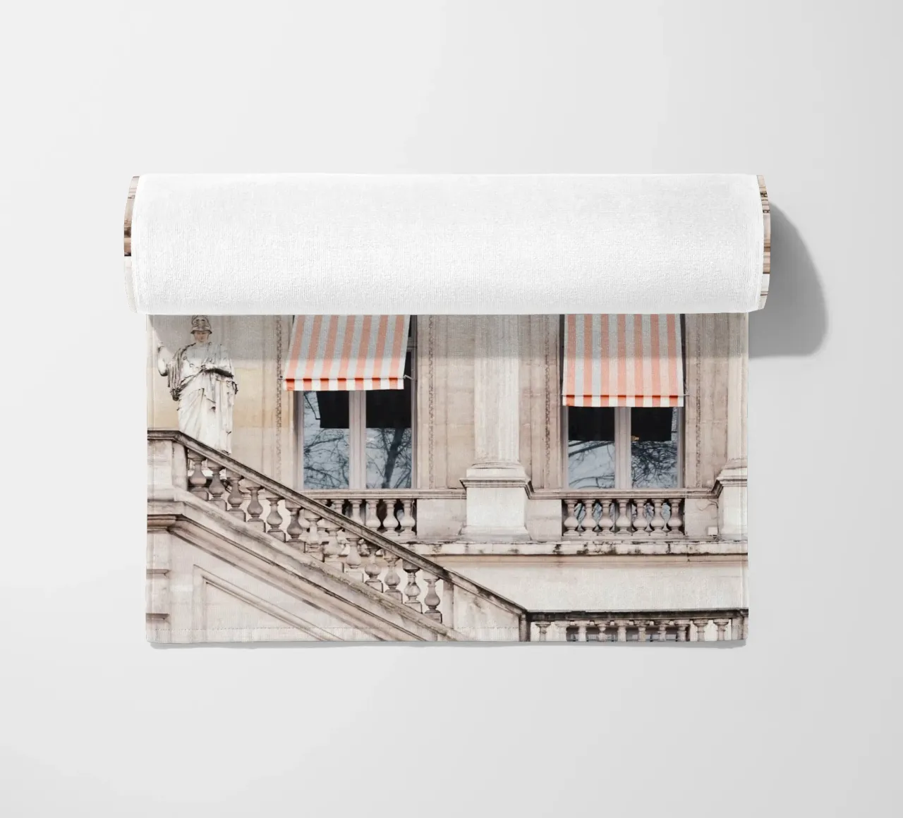 Paris Building with White and Orange Striped Awning telo mare da GraceDigitalArtCo