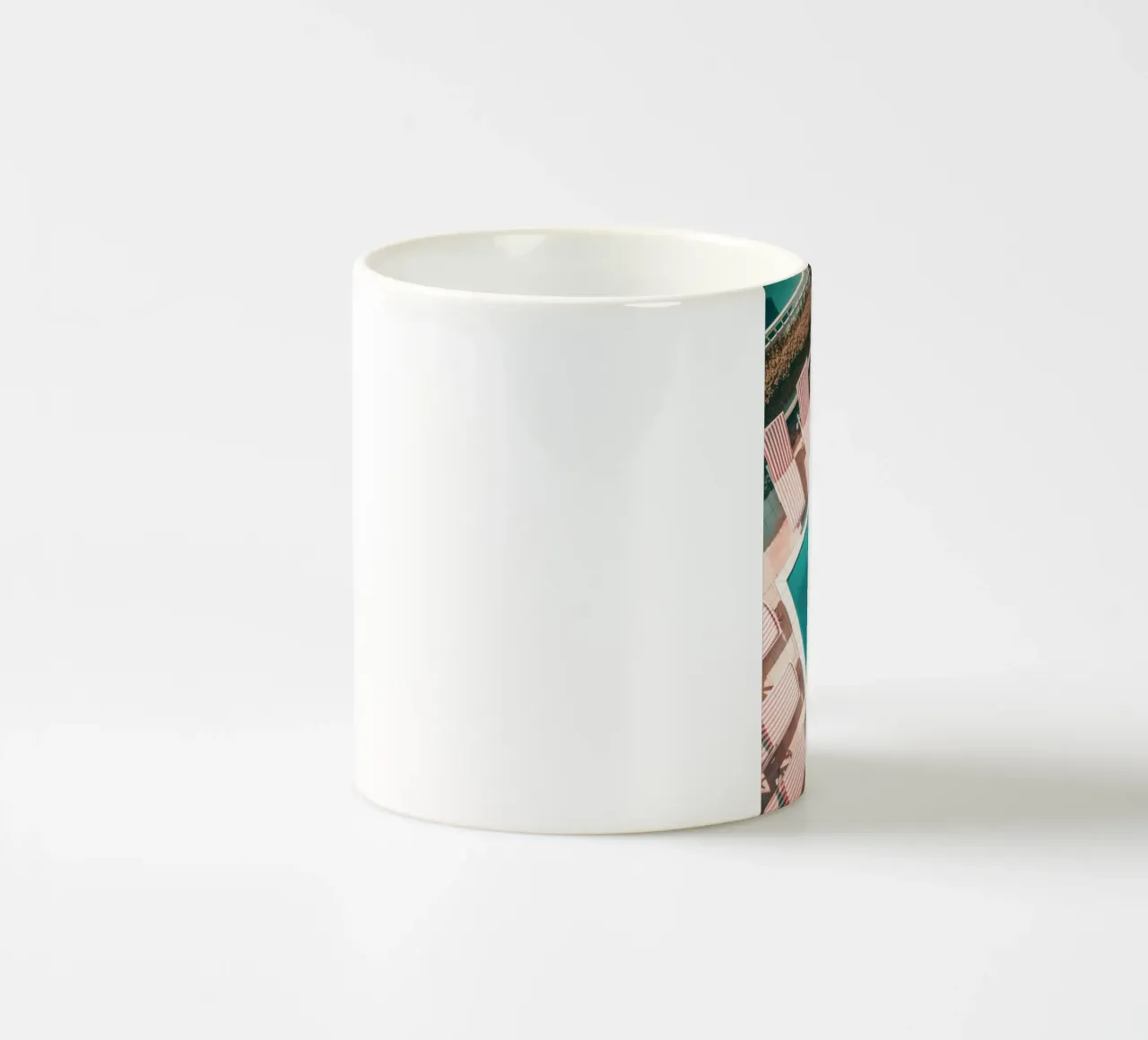 Red and White Striped Swimming Pool Scene tazza in ceramica da GraceDigitalArtCo
