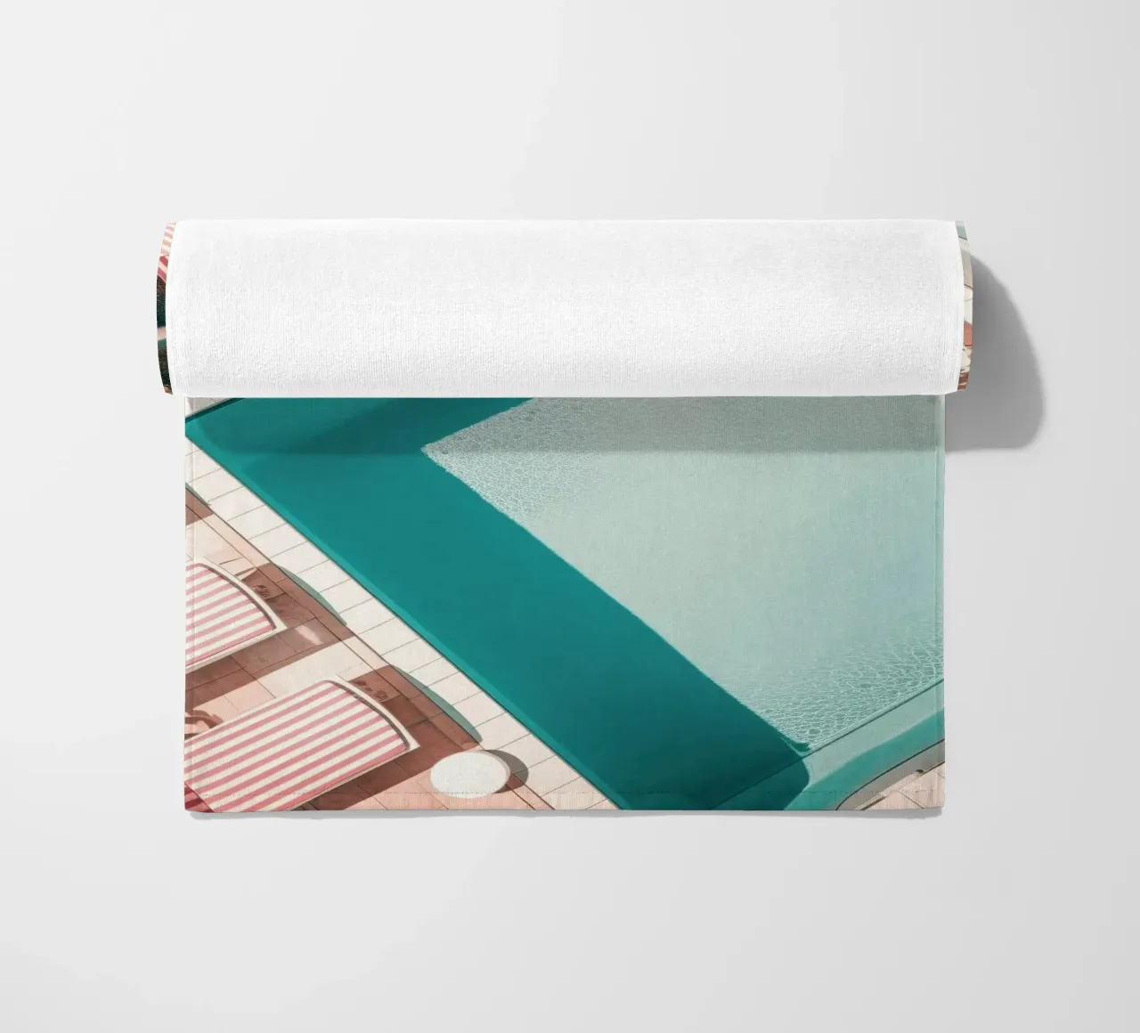 Red and White Striped Swimming Pool Scene telo mare da GraceDigitalArtCo