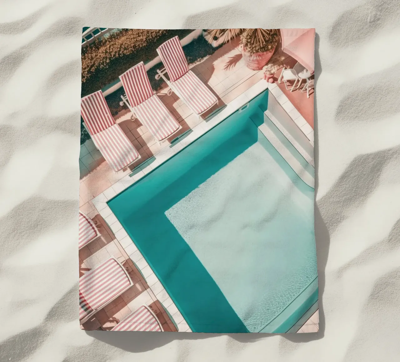 Red and White Striped Swimming Pool Scene telo mare da GraceDigitalArtCo