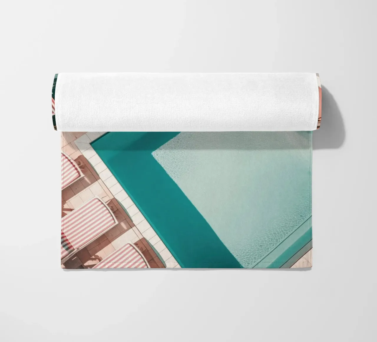 Red and White Striped Swimming Pool Scene telo mare da GraceDigitalArtCo