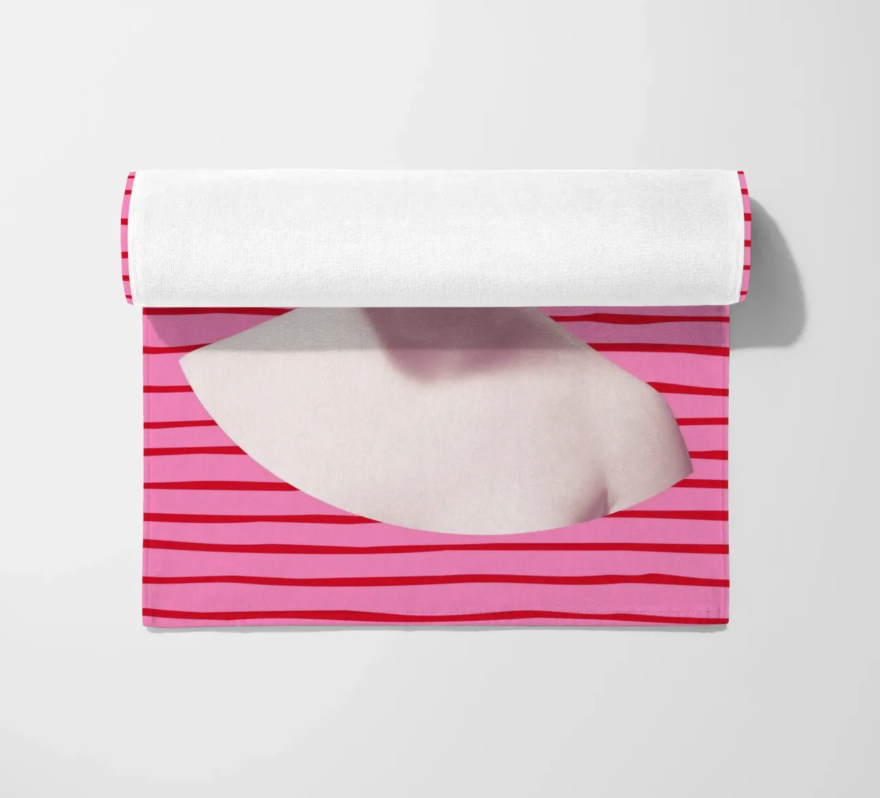 Goddess on pink and red stripes telo mare da GraceDigitalArtCo