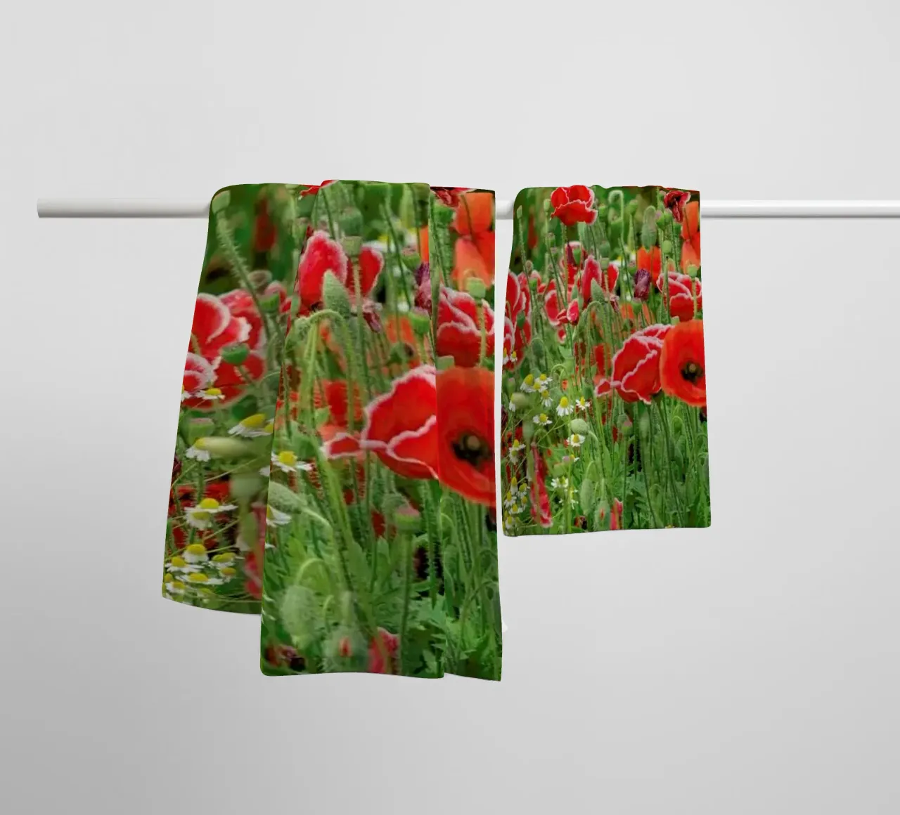 Mixed Red Poppyfield asciugamano da bagno da Curious Collections by Marielle Leenders