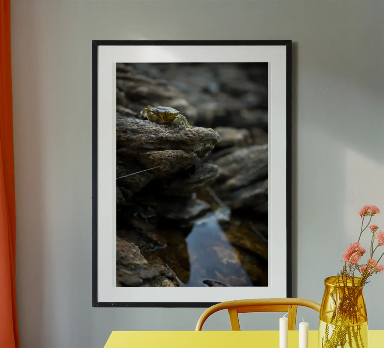 Un granchio sulla battigia! poster con telaio in plastica da MiniClic