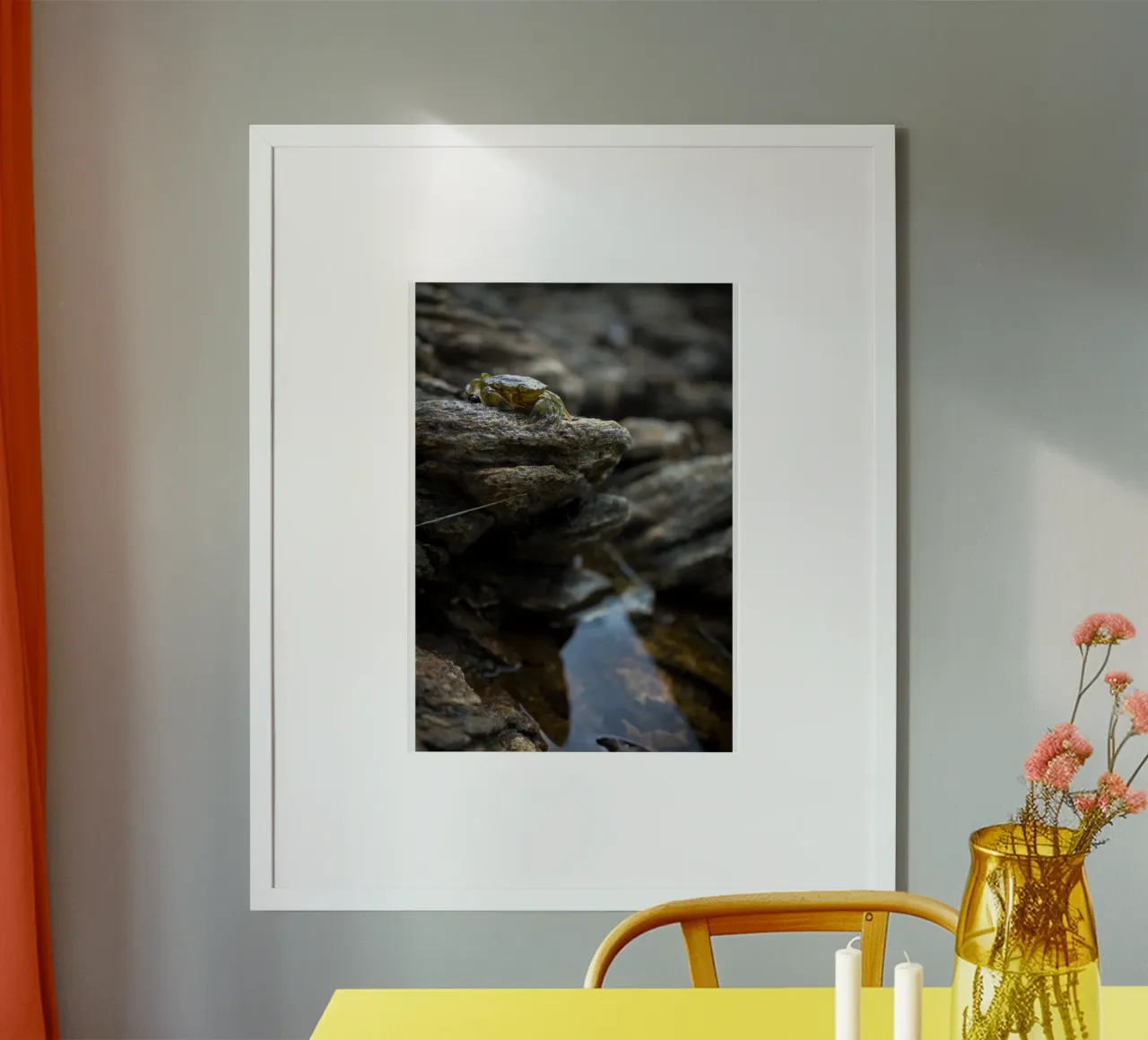 Un granchio sulla battigia! poster con telaio in plastica da MiniClic