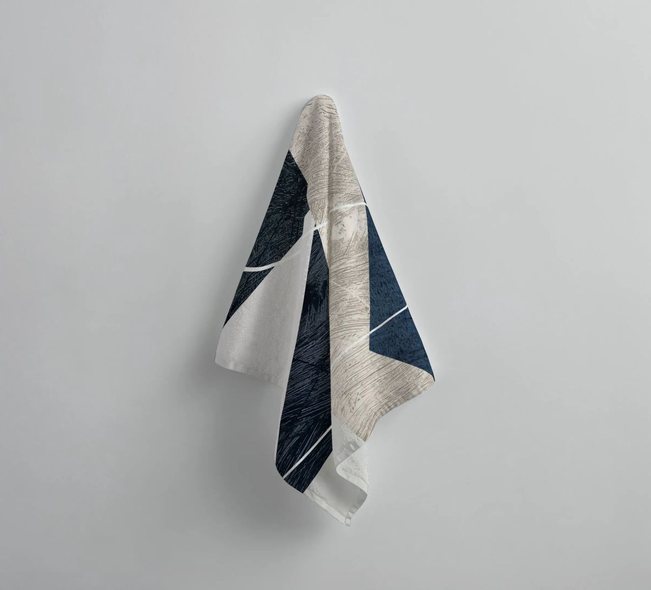 modern abstract art triangle asciugamano da bagno da vintageshop