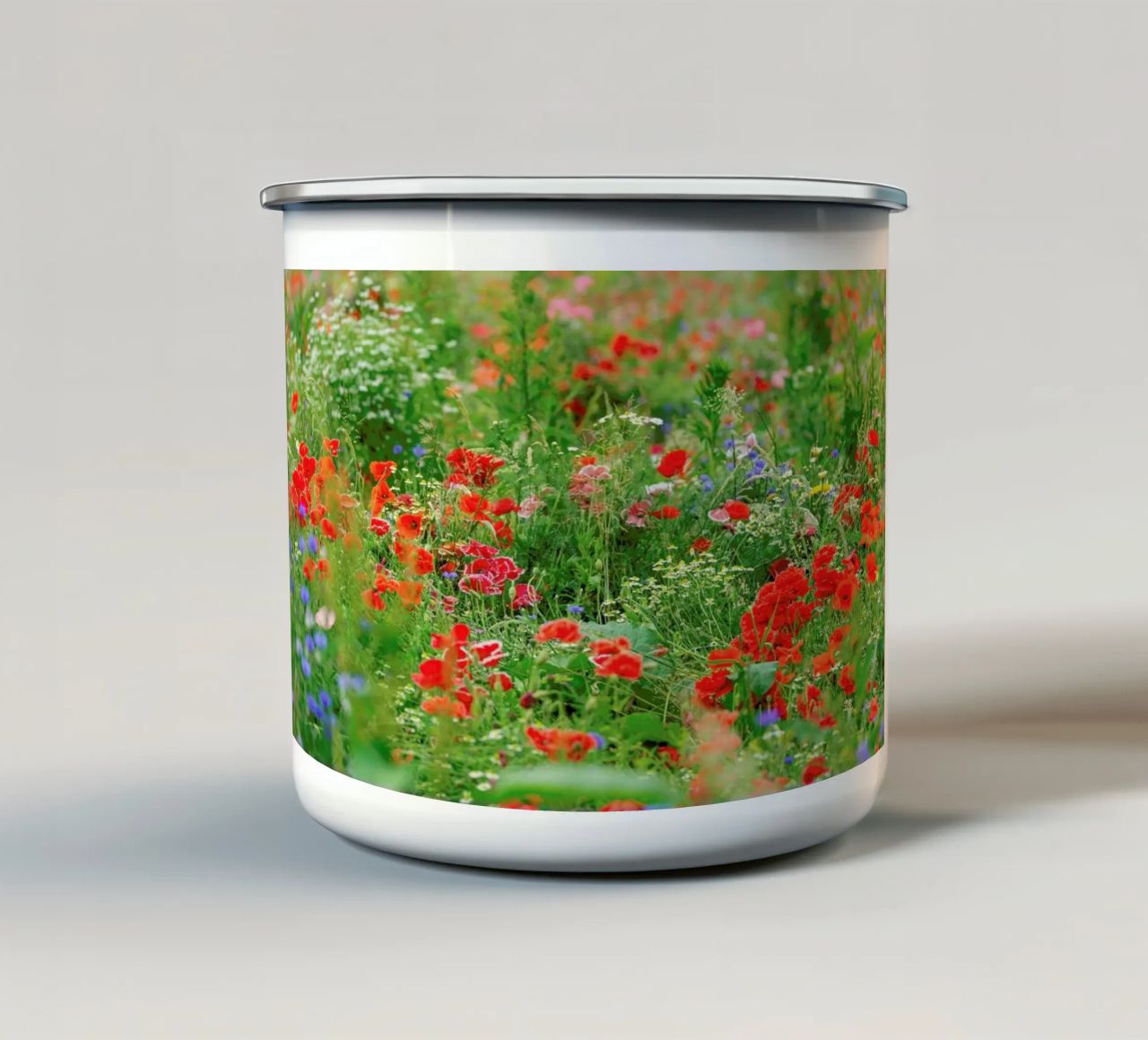 Wild Poppy Field tazza in smalto da Curious Collections by Marielle Leenders