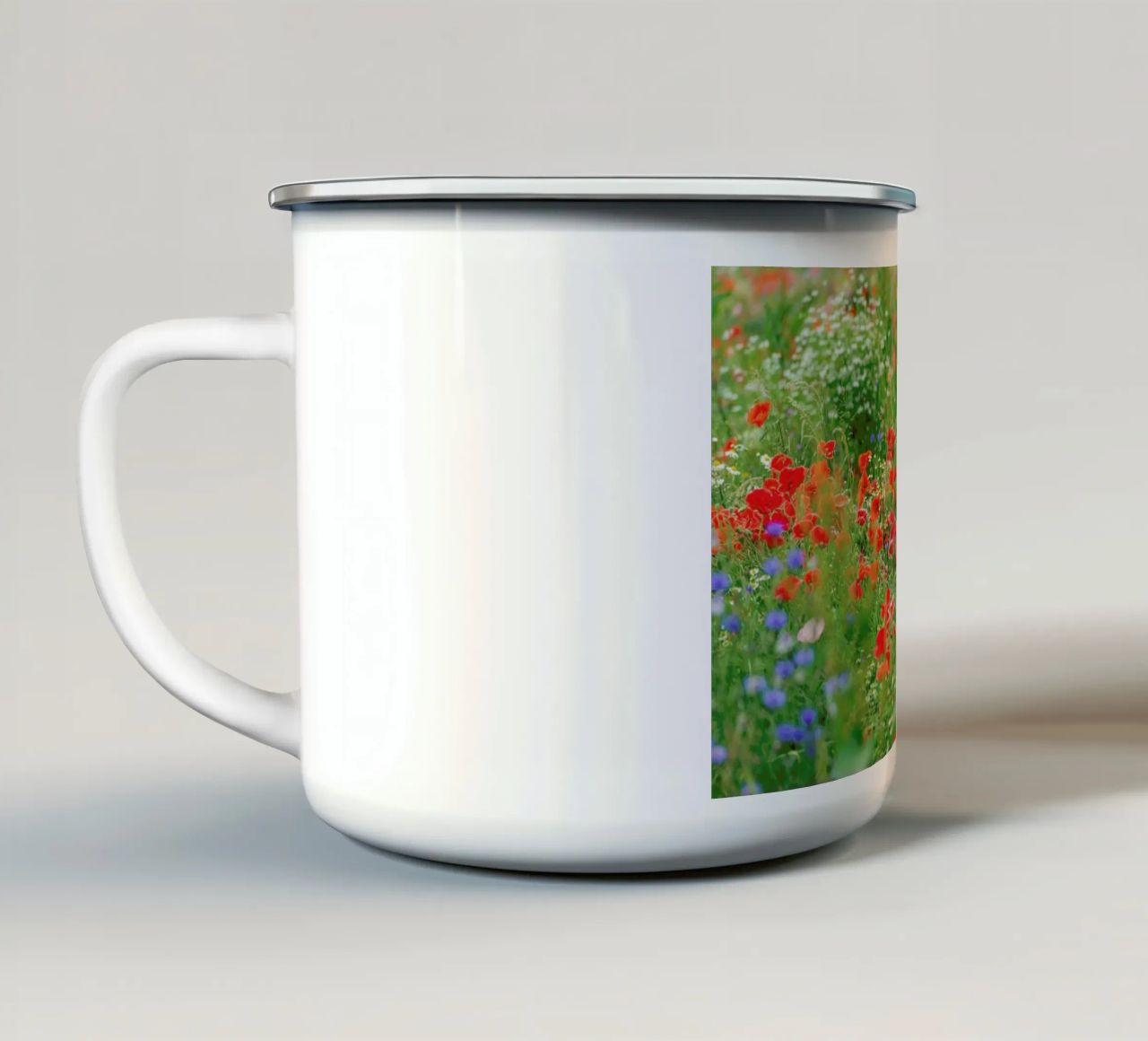 Wild Poppy Field tazza in smalto da Curious Collections by Marielle Leenders