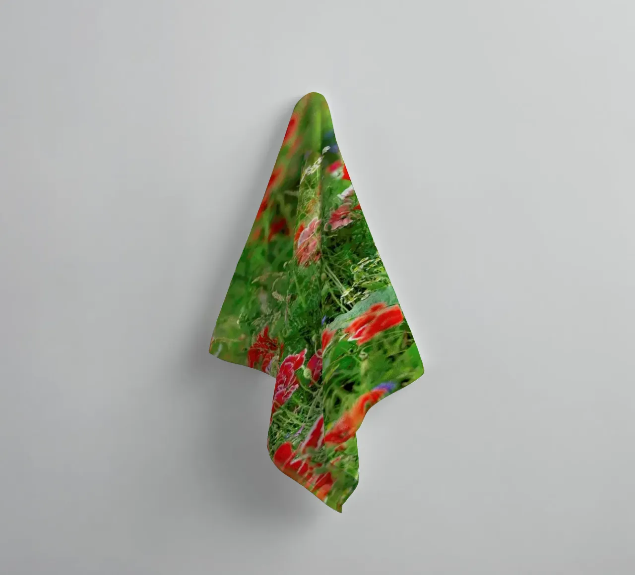 Wild Poppy Field Handtuch von Curious Collections by Marielle Leenders