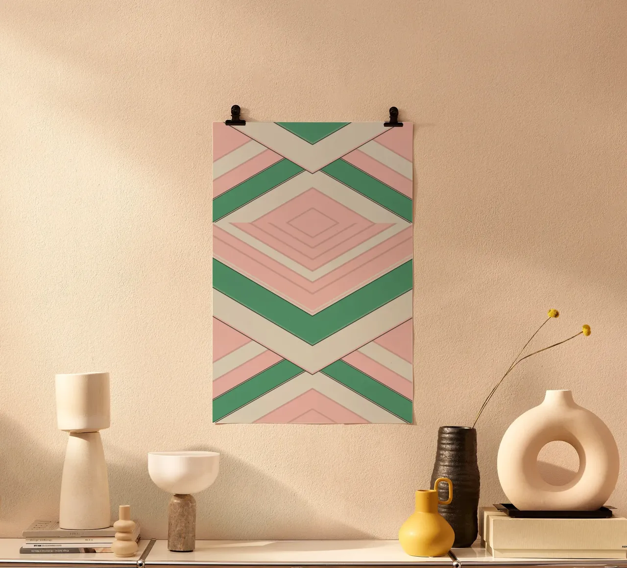 Strisce per il tempo libero Chevron verde e rosa poster con telaio in alluminio da SilverPegasus