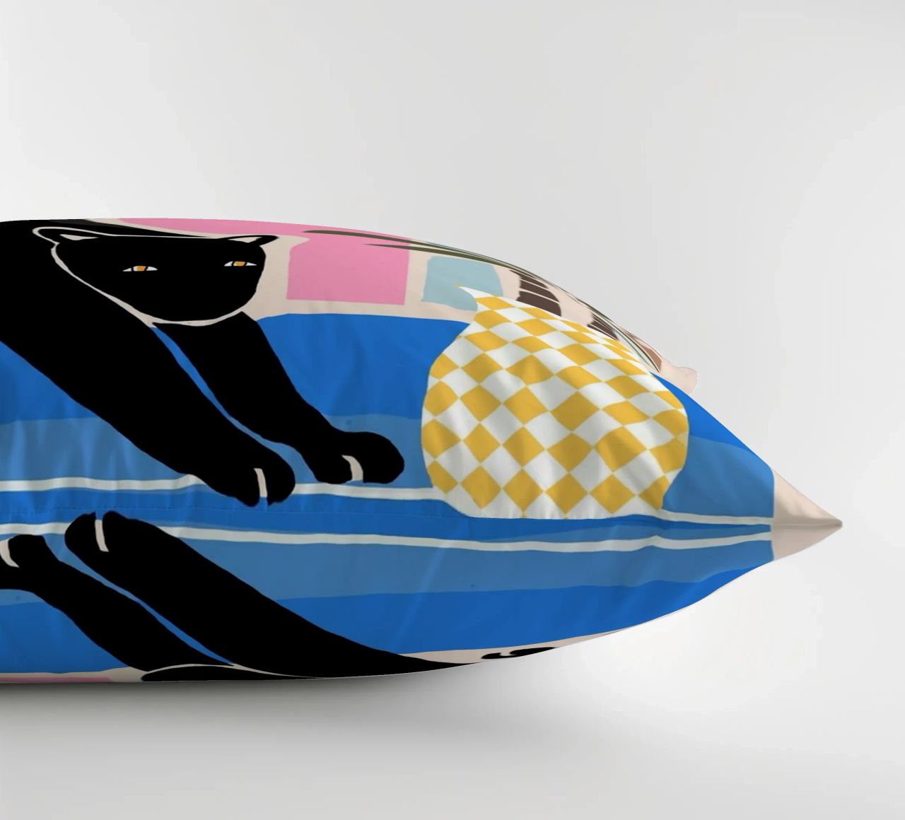 Lazy Days and a Black cat cuscino da mysteriouscoco