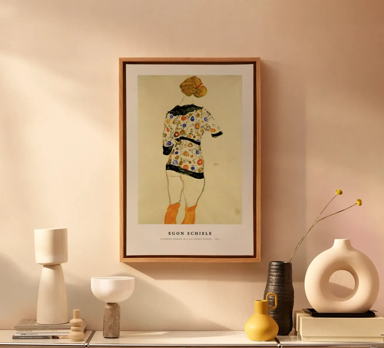 Egon Schiele - Standing Woman In A Patterned Blouse - 1912 tela con Cornice a cassetta da Vintage by JUNIQE