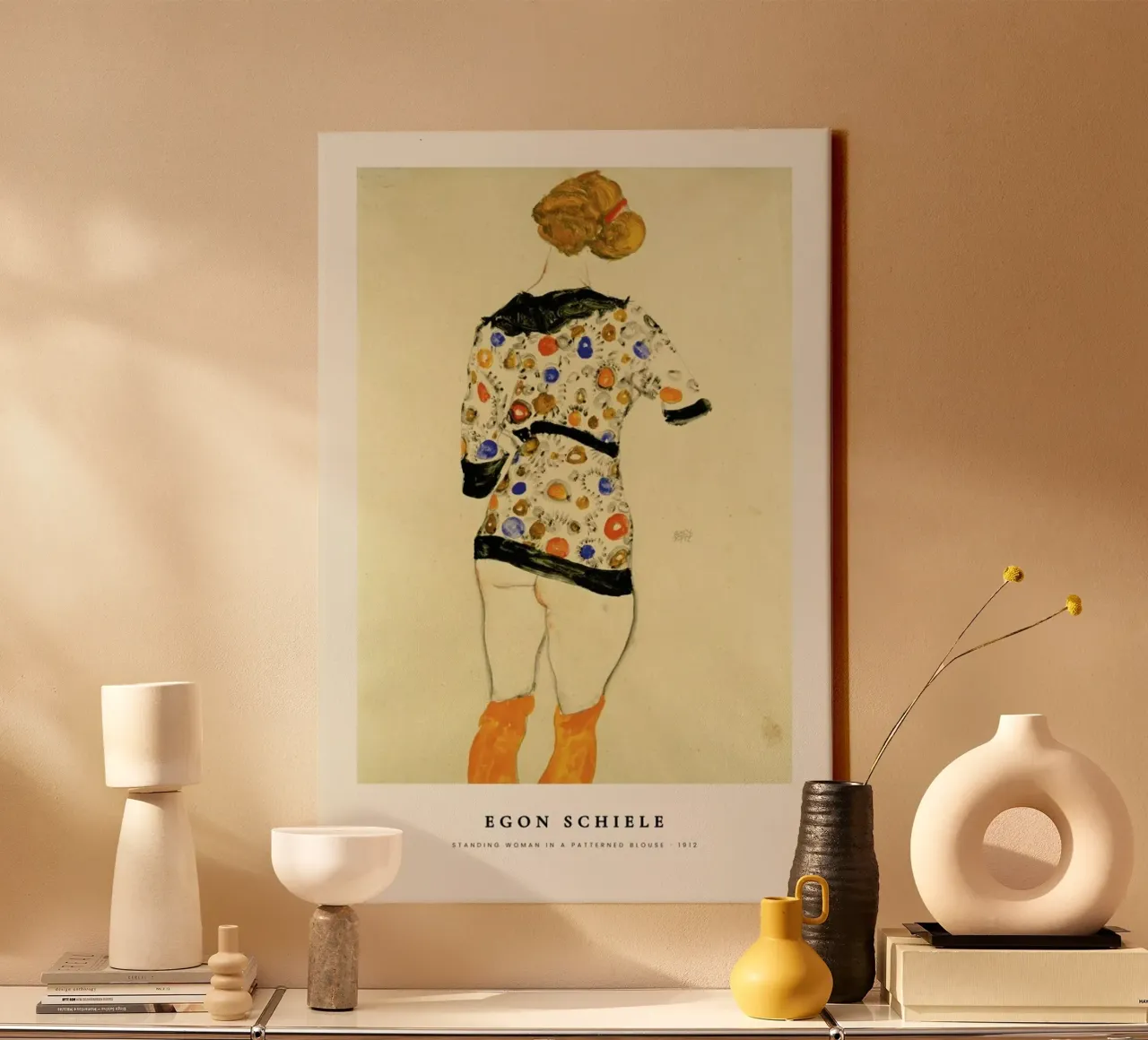 Egon Schiele - Standing Woman In A Patterned Blouse - 1912 tela con Cornice a cassetta da Vintage by JUNIQE