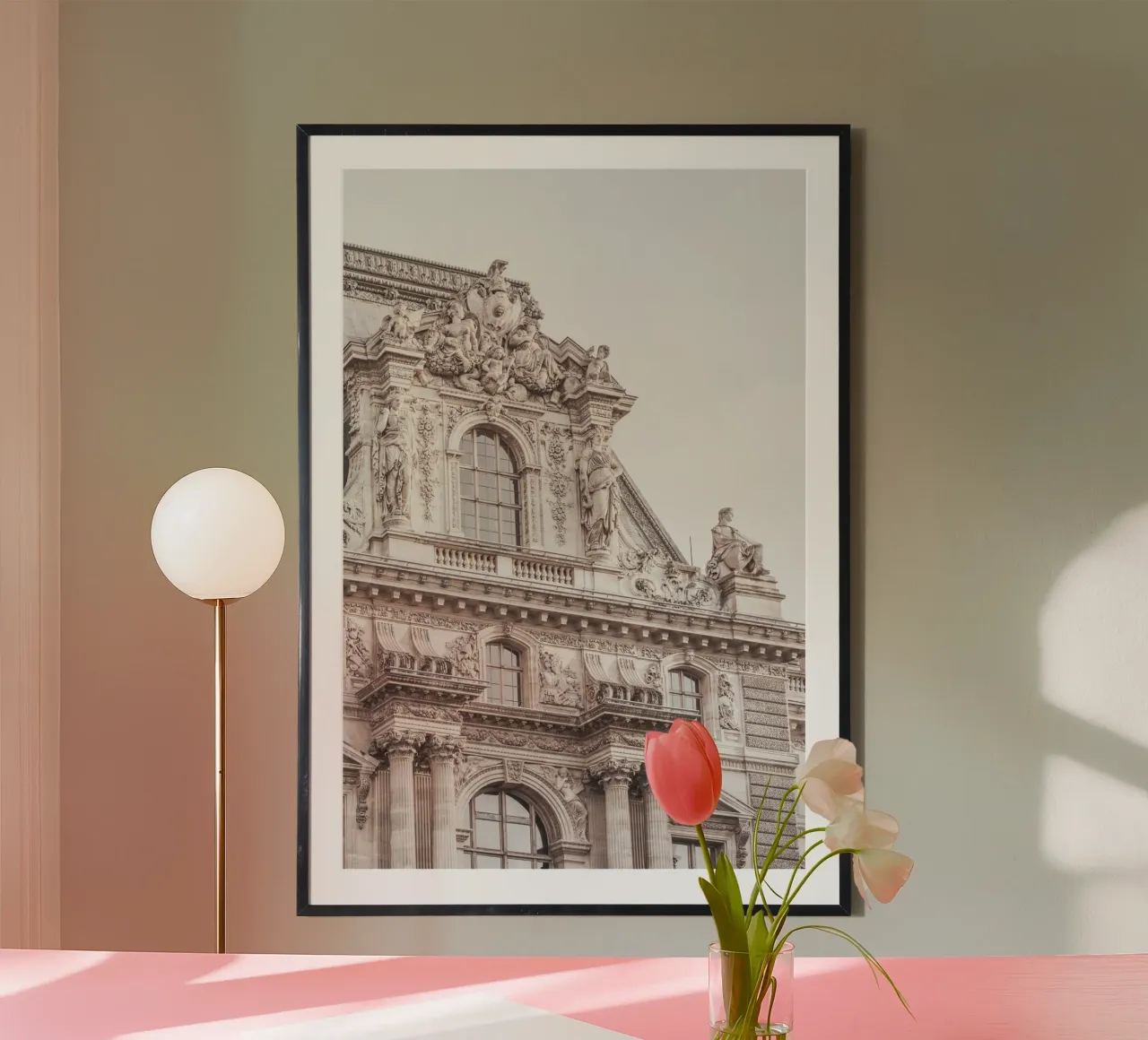 Paris Beige Building poster con telaio in legno da GraceDigitalArtCo