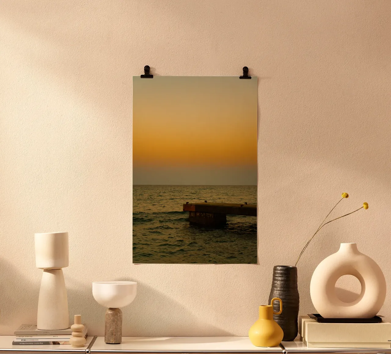 Sunset Pier poster con telaio in alluminio da lieblu