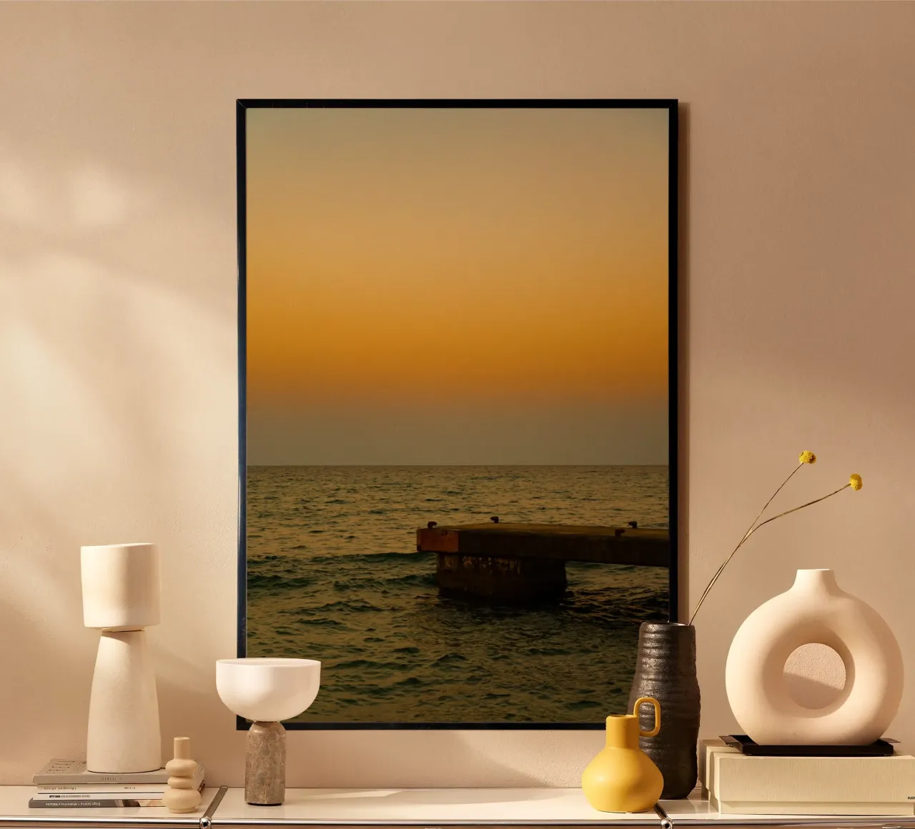 Sunset Pier poster con telaio in alluminio da lieblu
