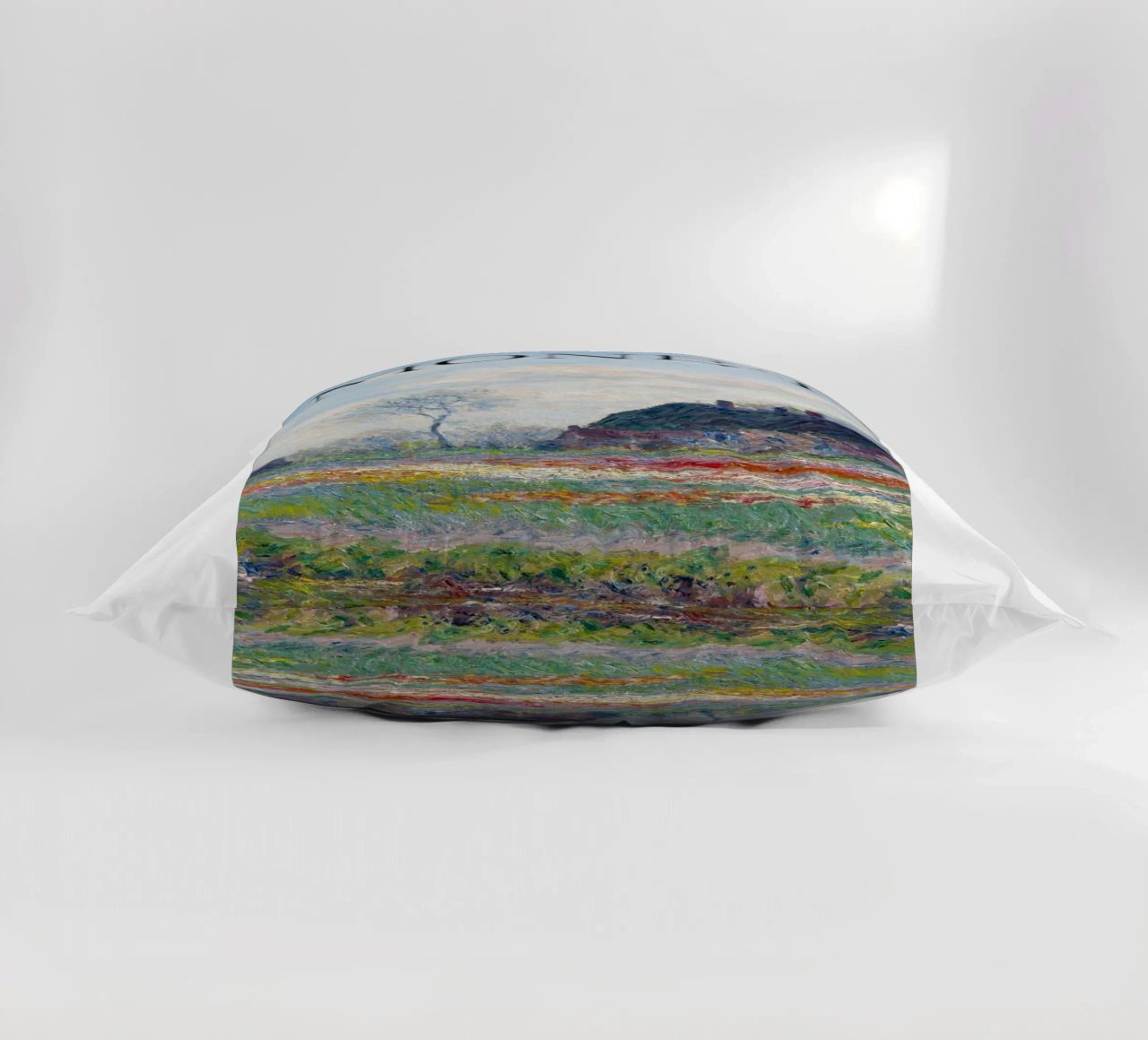 die natürliche schönheit der landschaft wiesen claude monet Kissen von belong shop